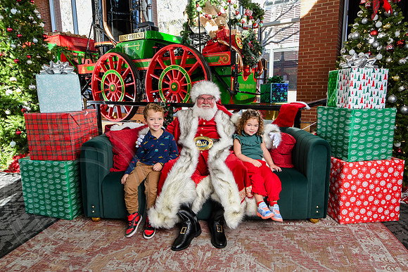 RKPhoto-2025-TheCharlestonSanta-Nov28-0396
