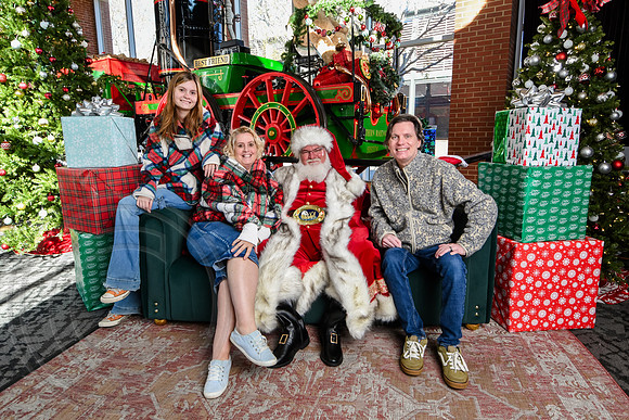 RKPhoto-2025-TheCharlestonSanta-Nov28-0400