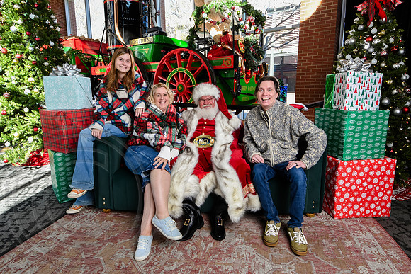 RKPhoto-2025-TheCharlestonSanta-Nov28-0401