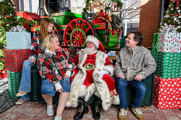 RKPhoto-2025-TheCharlestonSanta-Nov28-0402