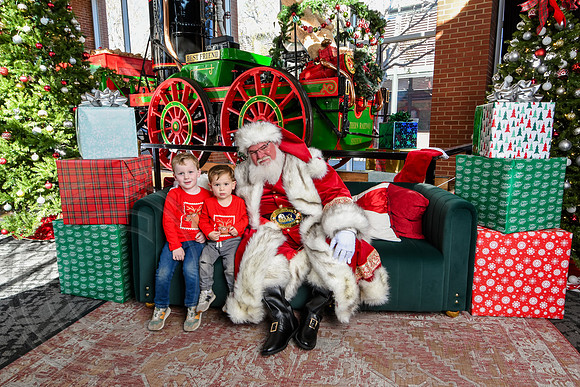 RKPhoto-2025-TheCharlestonSanta-Nov28-0403