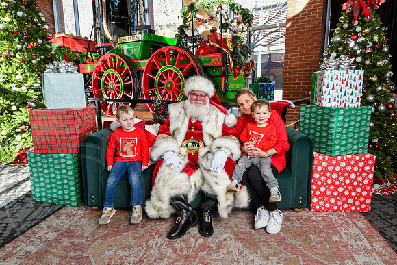 RKPhoto-2025-TheCharlestonSanta-Nov28-0404