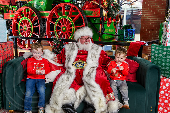 RKPhoto-2025-TheCharlestonSanta-Nov28-0405