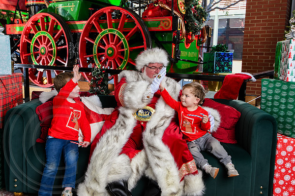 RKPhoto-2025-TheCharlestonSanta-Nov28-0406
