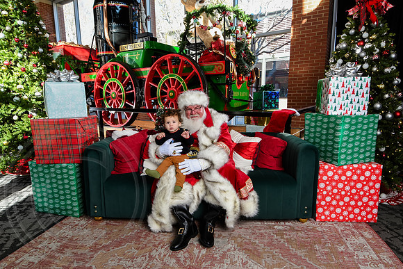 RKPhoto-2025-TheCharlestonSanta-Nov28-0412