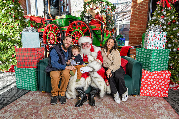 RKPhoto-2025-TheCharlestonSanta-Nov28-0415