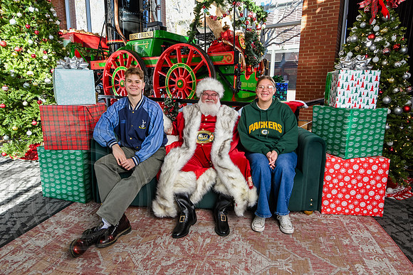 RKPhoto-2025-TheCharlestonSanta-Nov28-0416