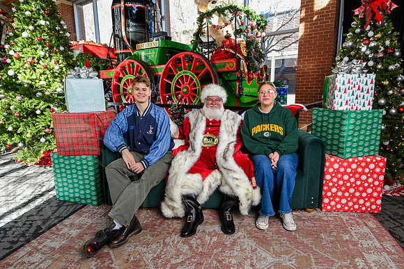 RKPhoto-2025-TheCharlestonSanta-Nov28-0417
