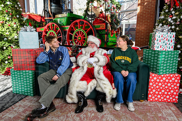 RKPhoto-2025-TheCharlestonSanta-Nov28-0418