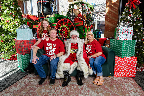 RKPhoto-2025-TheCharlestonSanta-Nov28-0419