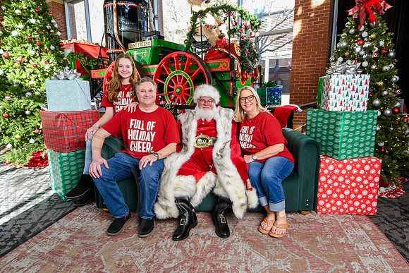 RKPhoto-2025-TheCharlestonSanta-Nov28-0420