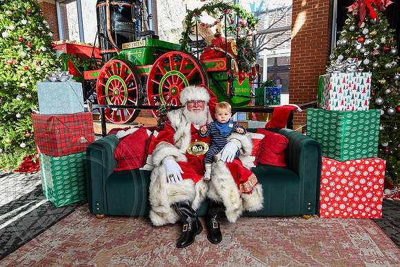 RKPhoto-2025-TheCharlestonSanta-Nov28-0422