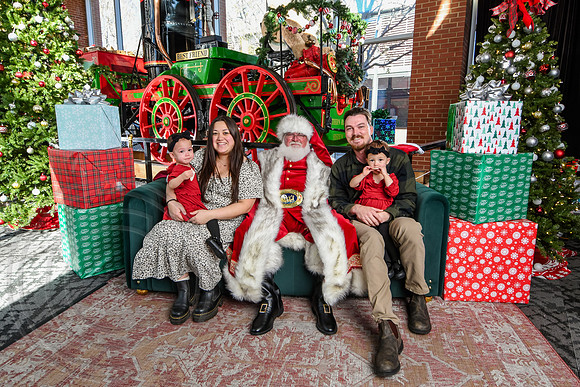 RKPhoto-2025-TheCharlestonSanta-Nov28-0425