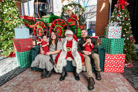RKPhoto-2025-TheCharlestonSanta-Nov28-0426