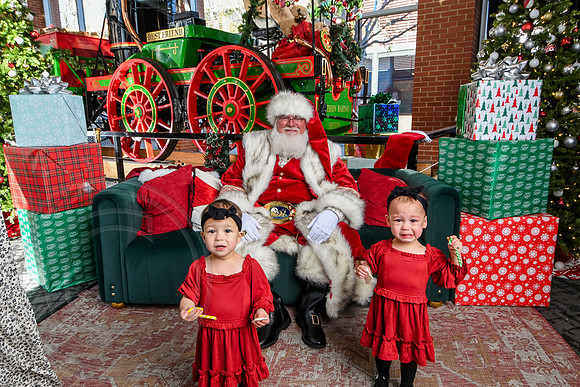 RKPhoto-2025-TheCharlestonSanta-Nov28-0427