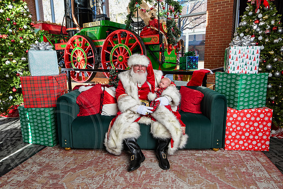 RKPhoto-2025-TheCharlestonSanta-Nov28-0431