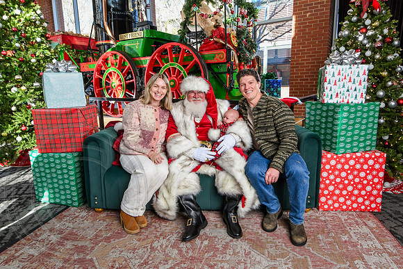 RKPhoto-2025-TheCharlestonSanta-Nov28-0432