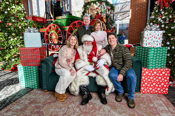 RKPhoto-2025-TheCharlestonSanta-Nov28-0433