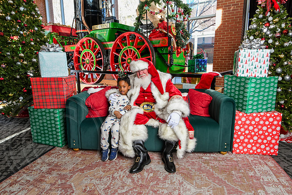 RKPhoto-2025-TheCharlestonSanta-Nov28-0435