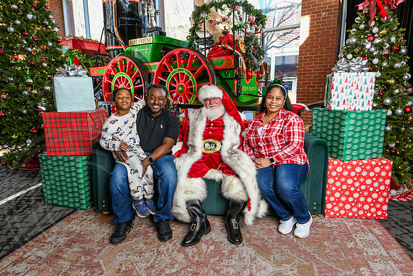 RKPhoto-2025-TheCharlestonSanta-Nov28-0436