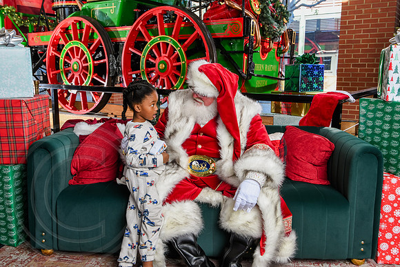 RKPhoto-2025-TheCharlestonSanta-Nov28-0438