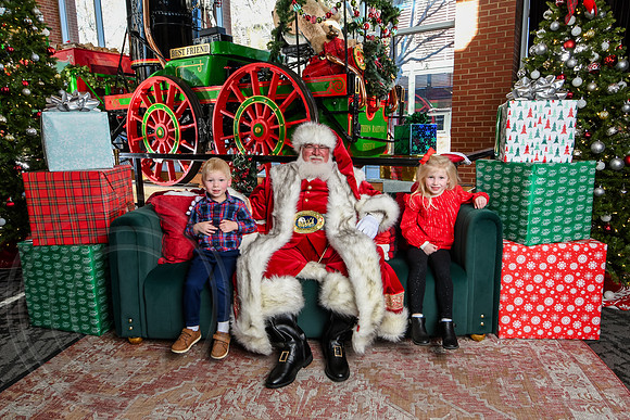 RKPhoto-2025-TheCharlestonSanta-Nov28-0439