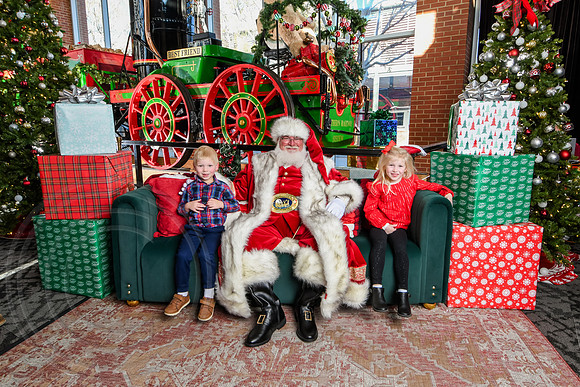 RKPhoto-2025-TheCharlestonSanta-Nov28-0440