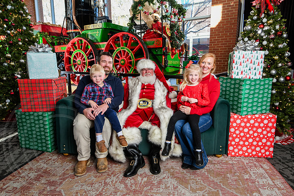 RKPhoto-2025-TheCharlestonSanta-Nov28-0441