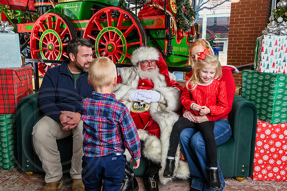 RKPhoto-2025-TheCharlestonSanta-Nov28-0442