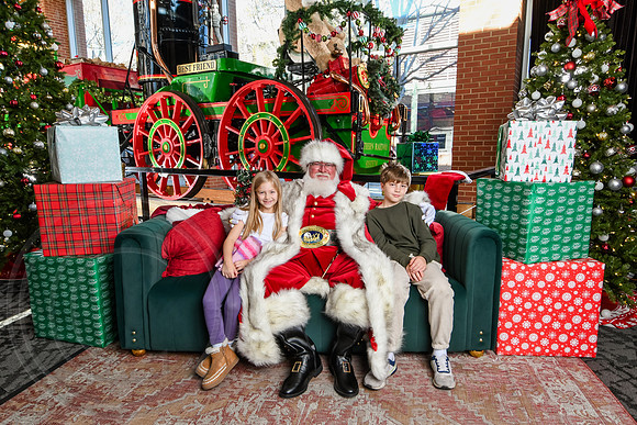 RKPhoto-2025-TheCharlestonSanta-Nov28-0443