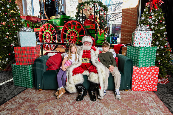 RKPhoto-2025-TheCharlestonSanta-Nov28-0444
