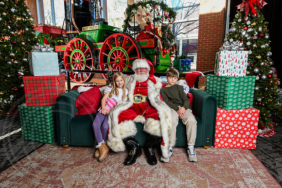 RKPhoto-2025-TheCharlestonSanta-Nov28-0445