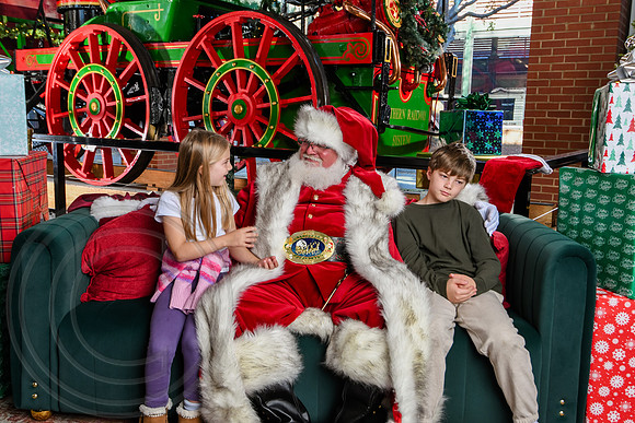 RKPhoto-2025-TheCharlestonSanta-Nov28-0446