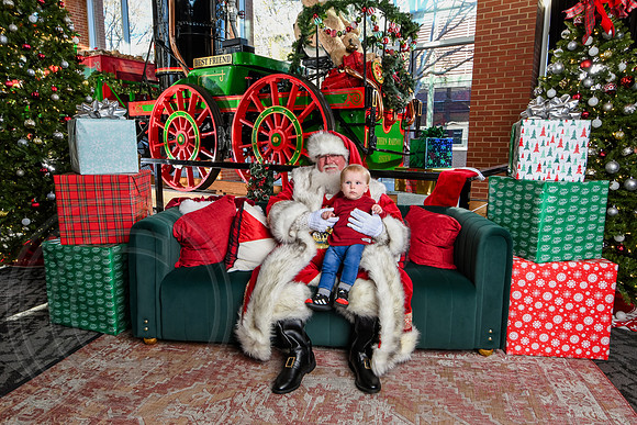 RKPhoto-2025-TheCharlestonSanta-Nov28-0449