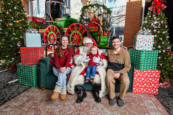 RKPhoto-2025-TheCharlestonSanta-Nov28-0450