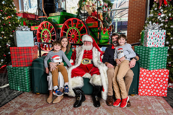 RKPhoto-2025-TheCharlestonSanta-Nov28-0452
