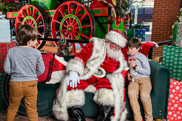 RKPhoto-2025-TheCharlestonSanta-Nov28-0453