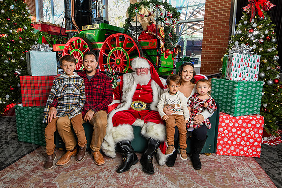 RKPhoto-2025-TheCharlestonSanta-Nov28-0456