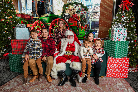 RKPhoto-2025-TheCharlestonSanta-Nov28-0457