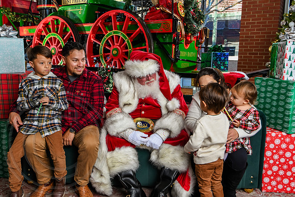 RKPhoto-2025-TheCharlestonSanta-Nov28-0458