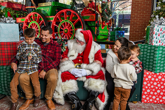 RKPhoto-2025-TheCharlestonSanta-Nov28-0459