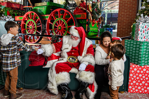 RKPhoto-2025-TheCharlestonSanta-Nov28-0460