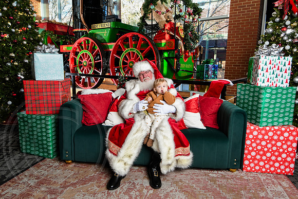 RKPhoto-2025-TheCharlestonSanta-Nov28-0461