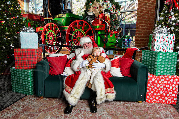 RKPhoto-2025-TheCharlestonSanta-Nov28-0462