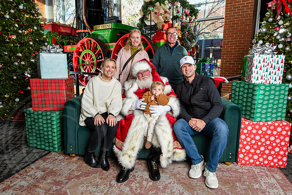 RKPhoto-2025-TheCharlestonSanta-Nov28-0464