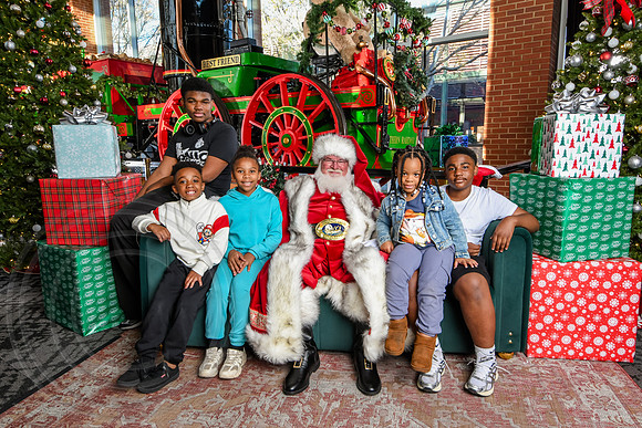 RKPhoto-2025-TheCharlestonSanta-Nov28-0465