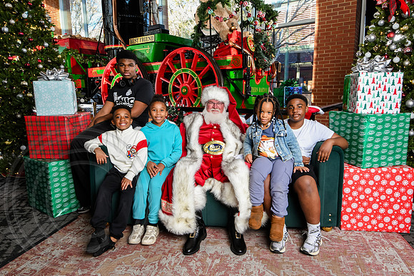 RKPhoto-2025-TheCharlestonSanta-Nov28-0466