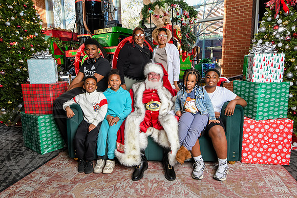RKPhoto-2025-TheCharlestonSanta-Nov28-0467