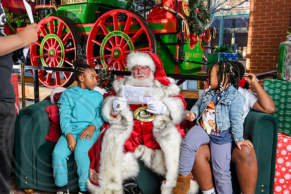 RKPhoto-2025-TheCharlestonSanta-Nov28-0469