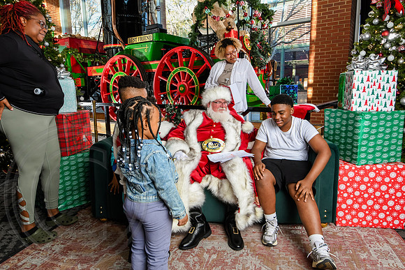 RKPhoto-2025-TheCharlestonSanta-Nov28-0470
